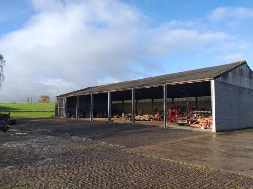 Hangar de stockage et parking